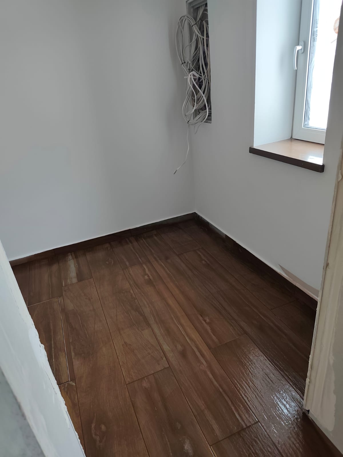 Podłoga drewnopodobna w pokoju — Zibexpro