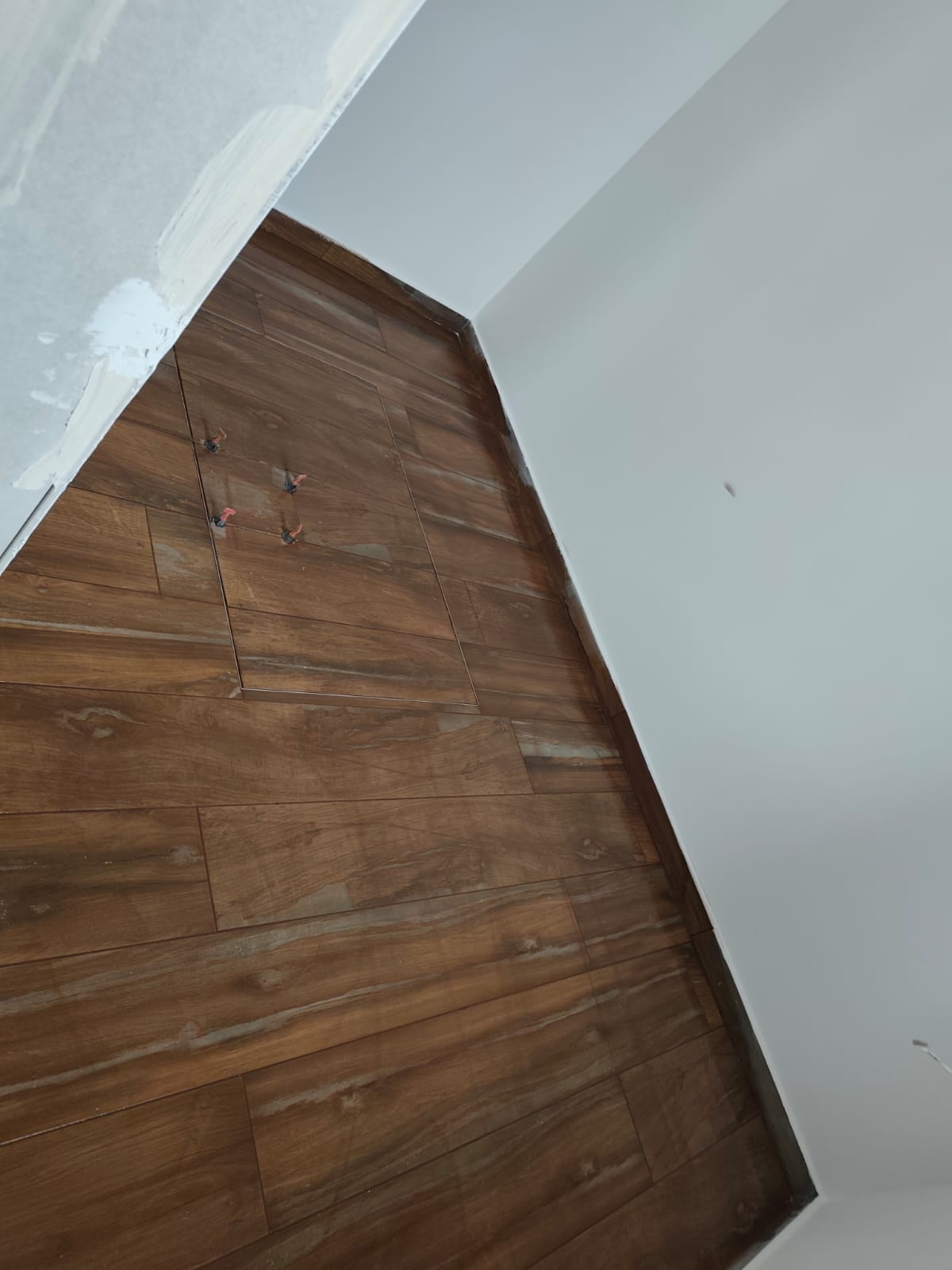 Podłoga z płytek drewnopodobnych — Zibexpro