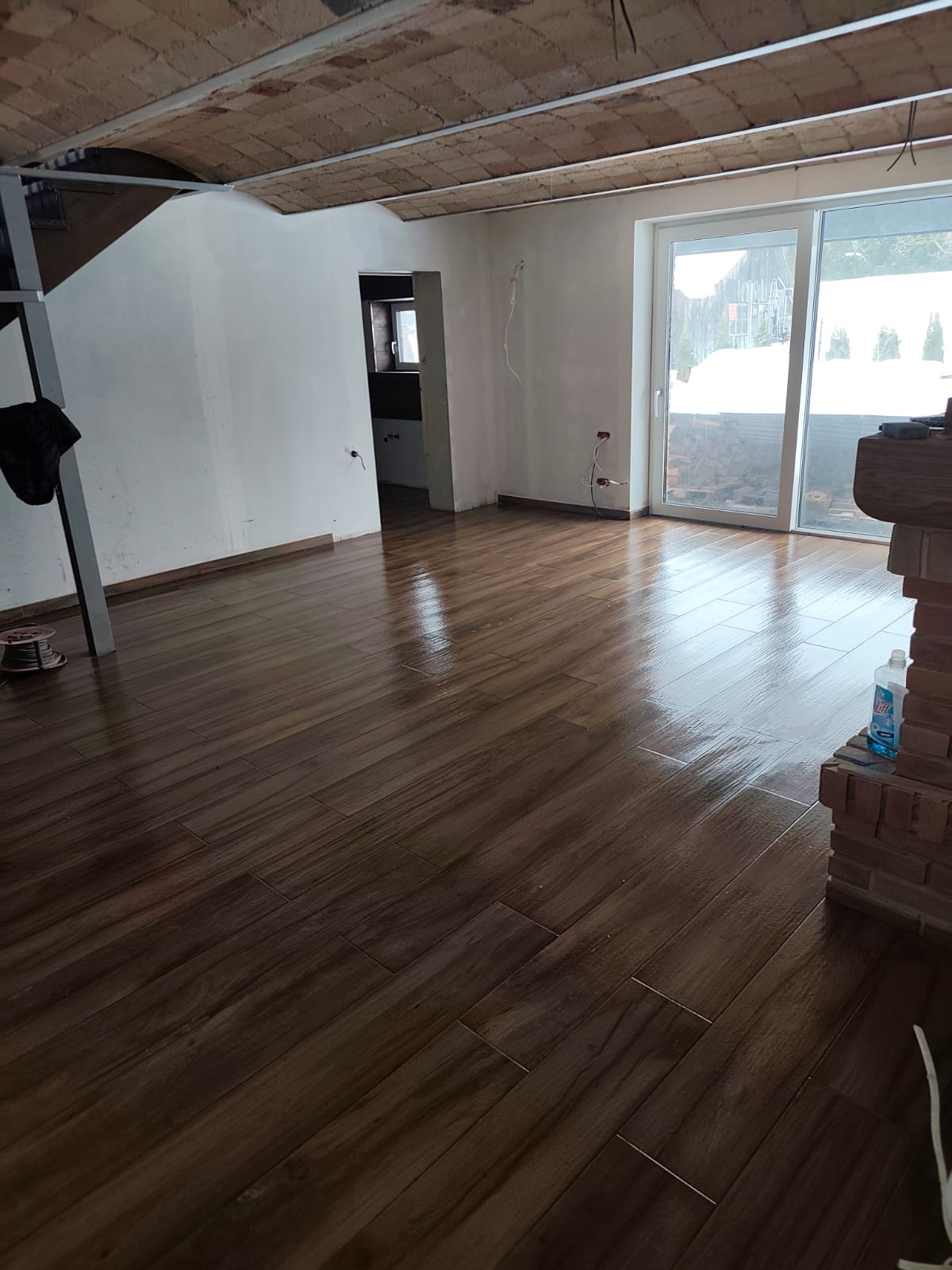 Salon z płytką drewnopodobną i kominkiem — Zibexpro