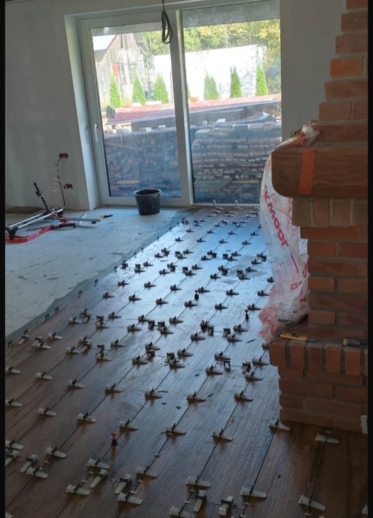 Marmur i ciemna podłoga w łazience — Zibexpro