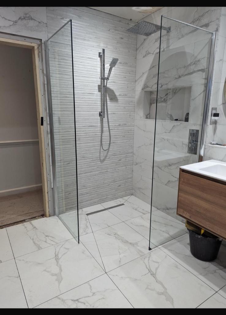 Salon z sufitem LED wieczorem — Zibexpro